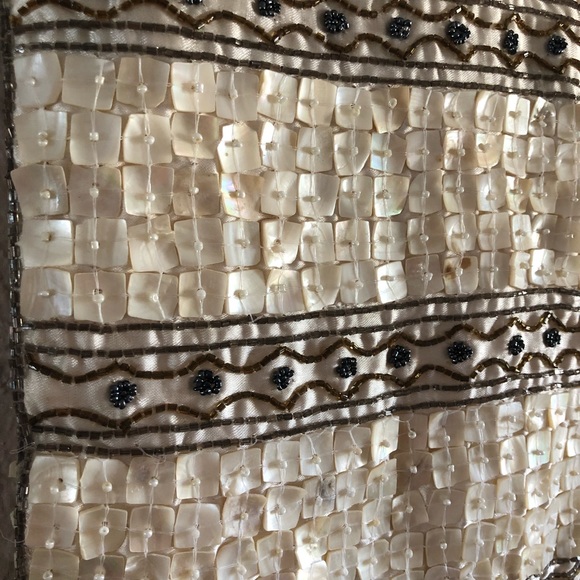 Shell Detailed Handbag w/ Wood Handles - Picture 3 of 7